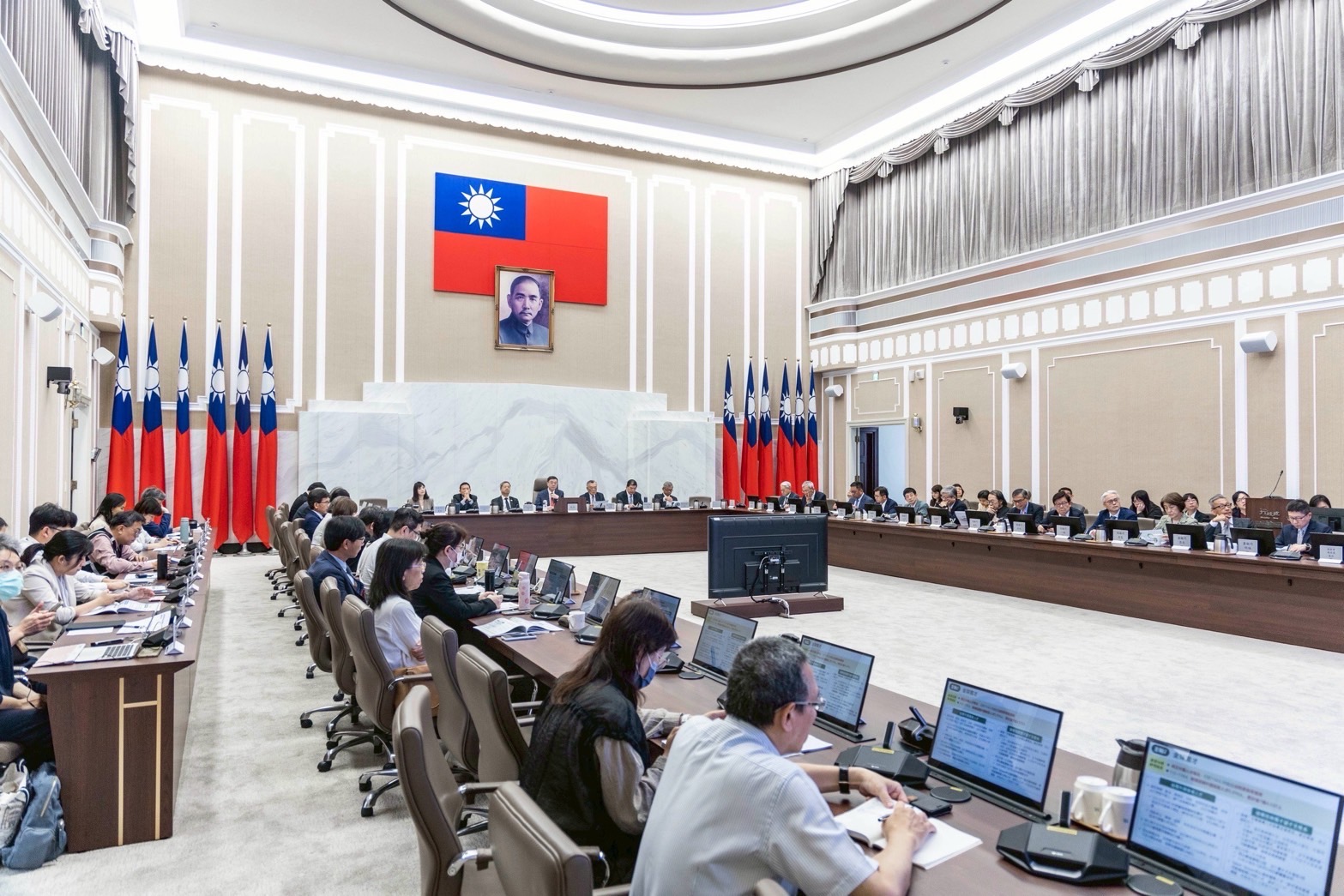 卓揆主持經發會創新經濟分組顧問會議 傾聽顧問建言 形塑國家經濟新方向